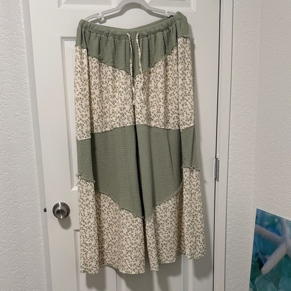 NWOT POL Floral Patchwork Wide Leg Palazzo Pant